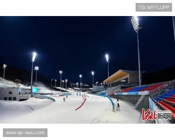 _夜灯光雪地赛：光影交错的冬日盛宴_，雪地里的灯光